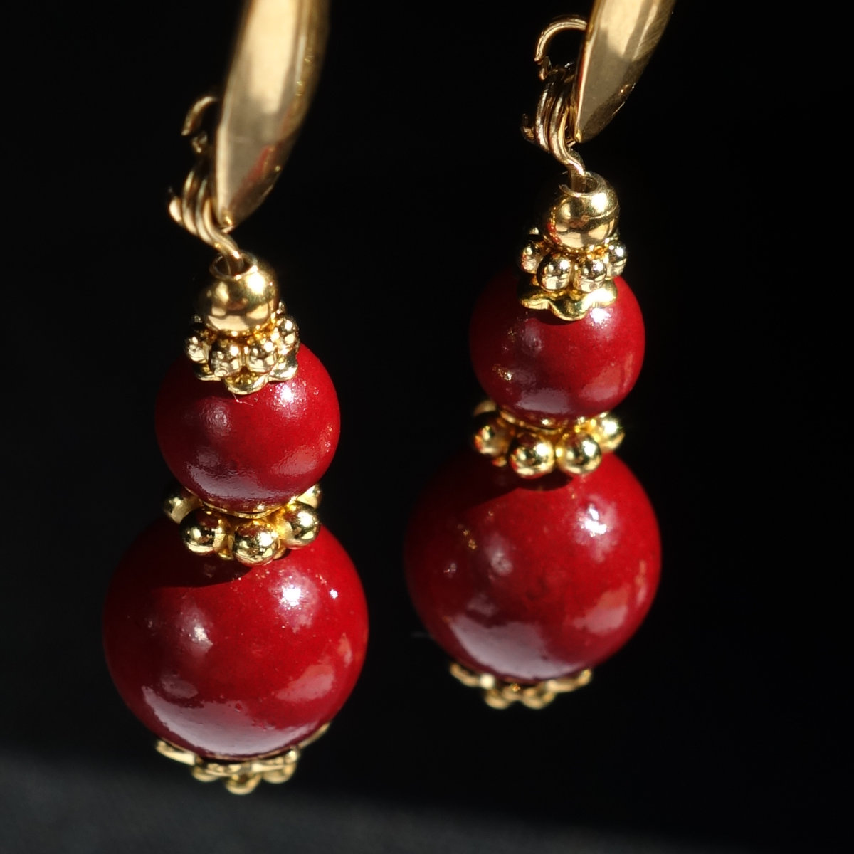 vermilon-cinnabar-sulfur-in-resin-semi-precious-stone-earrings-pvd-plated-stainless-steel-02583-1