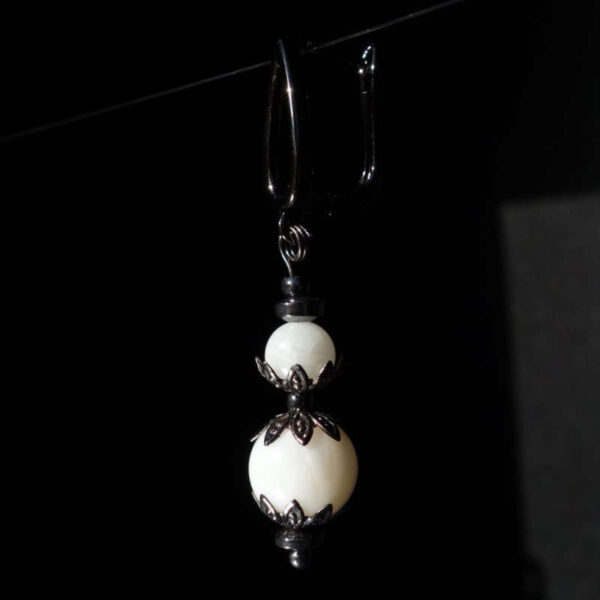 White Trochus Seashell Earring Natural shell round beads  Hypoallergic English Lock Hook