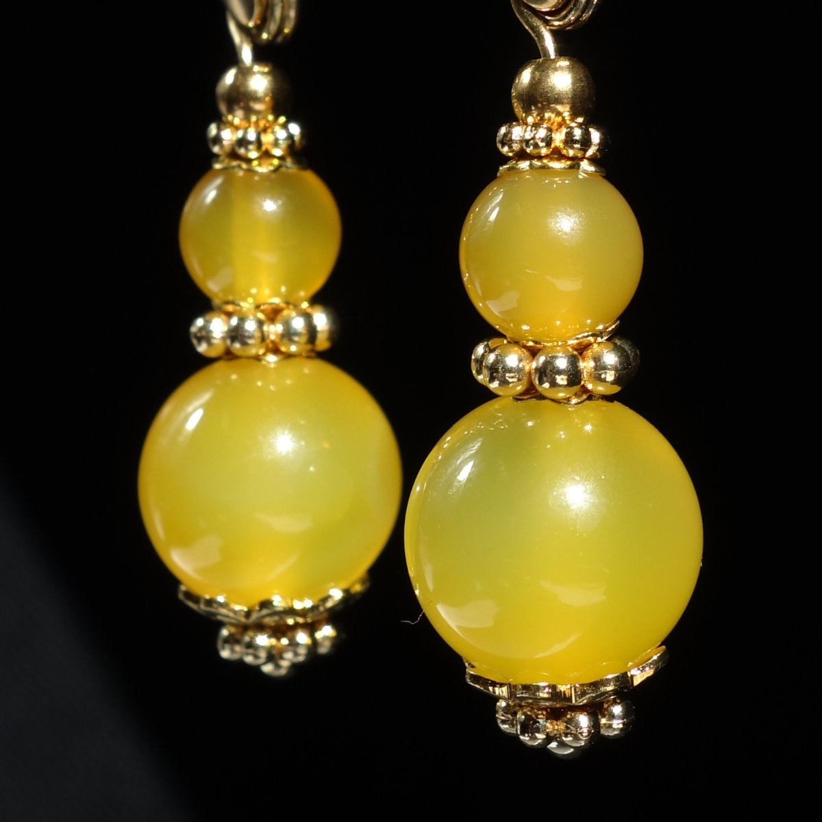 Honey-Agate-Earrings-semi-precious-stone-beads-PVD-plated-gold-finish-stainless-steel-02933-1