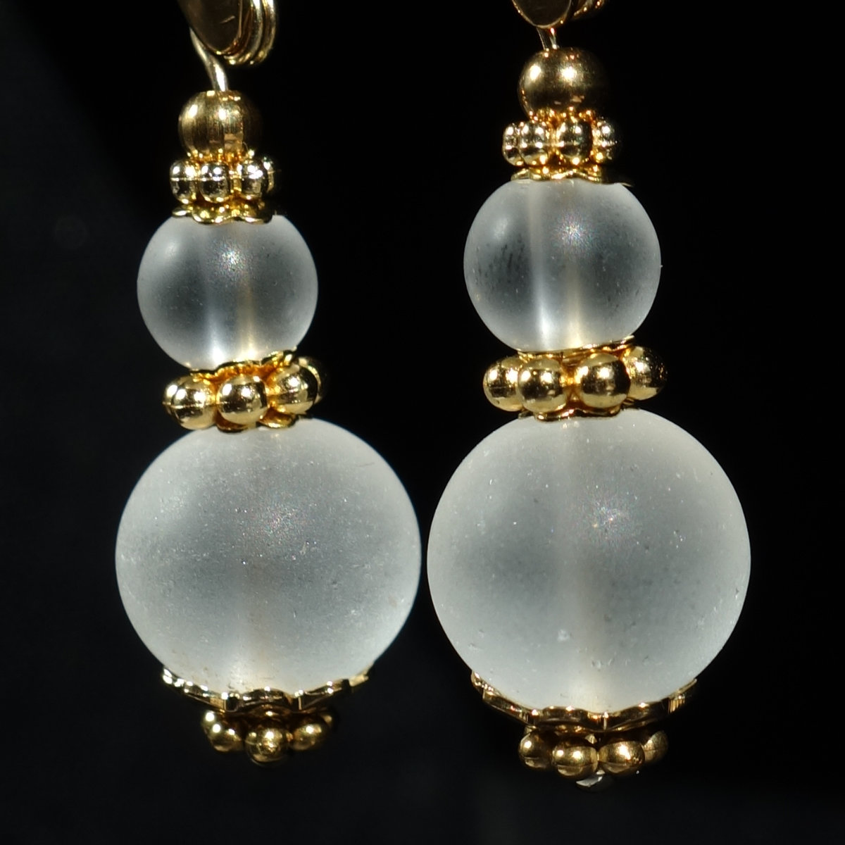 frost-rock-crystal-earrings-matte-white-quartz-semi-precious-gemstones-pvd-plated-stainless-steel-18k-gold-finish-03475-1
