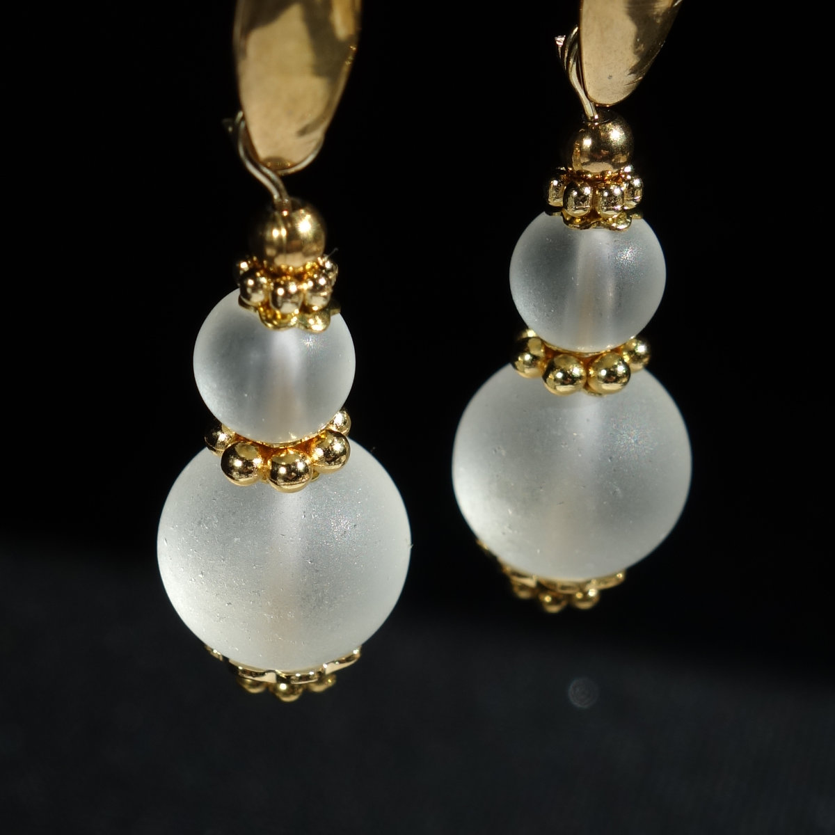 frost-rock-crystal-earrings-matte-white-quartz-semi-precious-gemstones-pvd-plated-stainless-steel-18k-gold-finish-03479-1