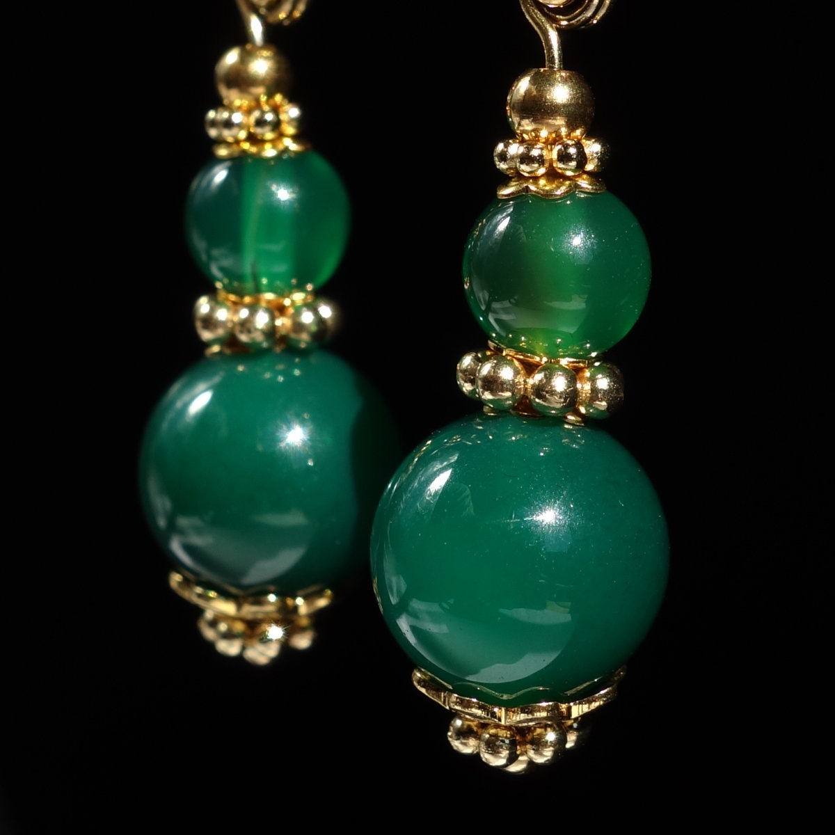 green-agate-dro-earrings-semi-precious-gem-beads-pvd-plated-stainless-steel-02976-1