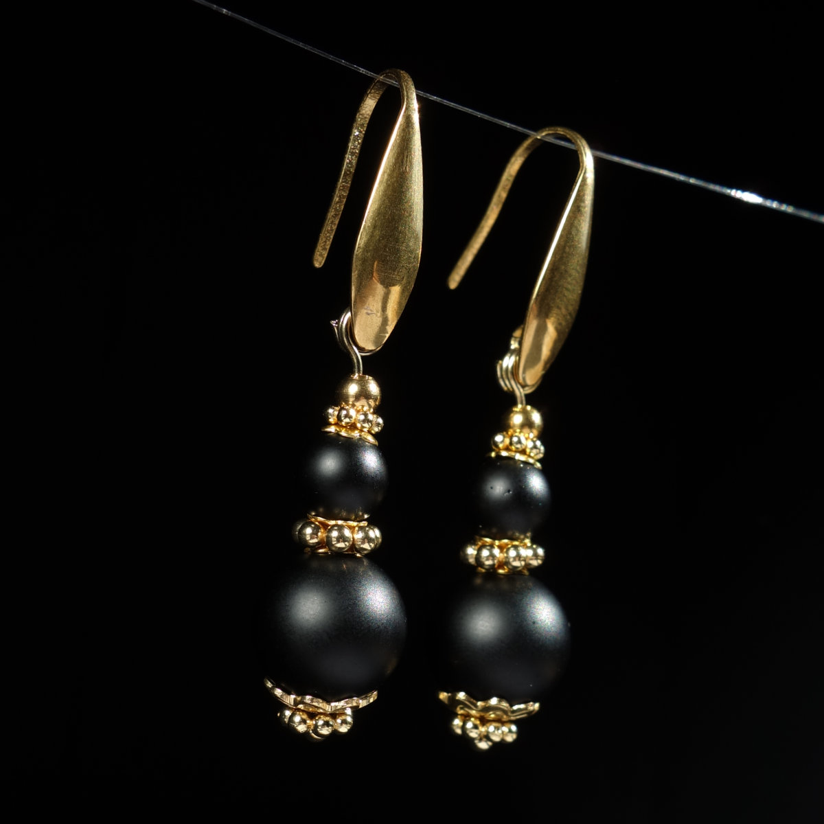 matte-black-onyx-earrings-semi-precious-stone-pvd-plated-stainless-steel-18k-gold-finish-03559-1