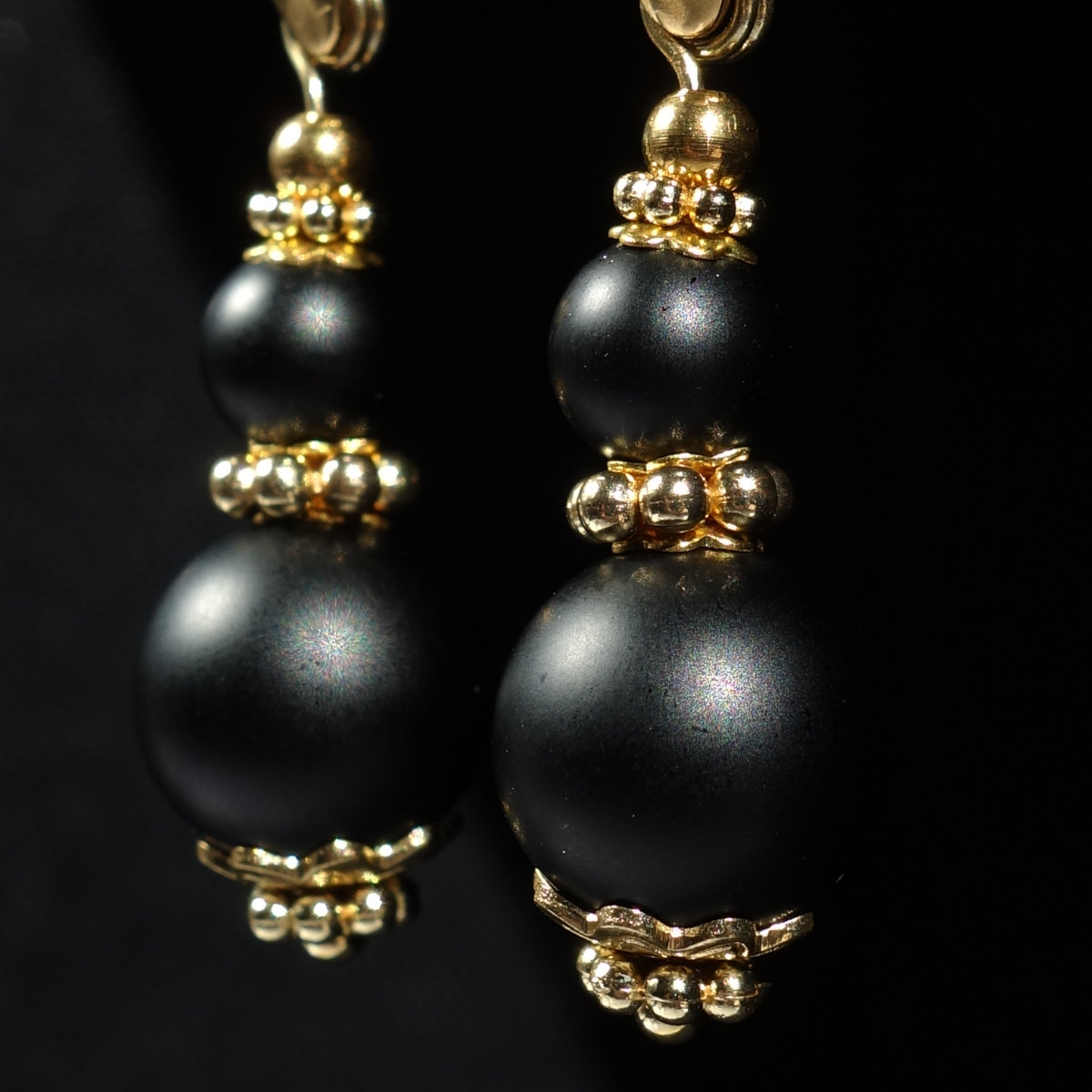 matte-black-onyx-earrings-semi-precious-stone-pvd-plated-stainless-steel-18k-gold-finish-03562-1