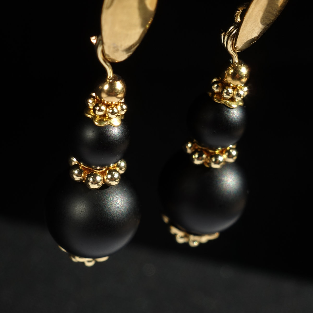 matte-black-onyx-earrings-semi-precious-stone-pvd-plated-stainless-steel-18k-gold-finish-03566-1