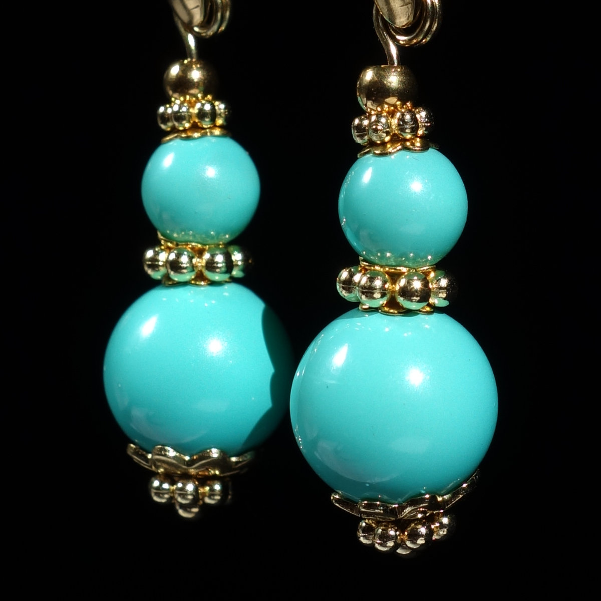 verdigris-blue-shell-earrings-natural-beads-pvd-plated-18k-gold-finish-stainless-steel-03021-1