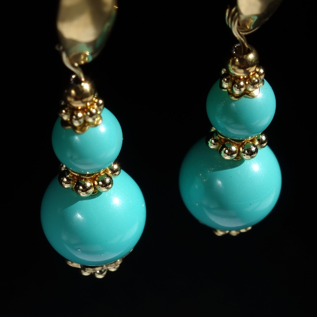 verdigris-blue-shell-earrings-natural-beads-pvd-plated-18k-gold-finish-stainless-steel-03023-1
